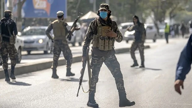 Lực lượng Taliban đứng gác tại hiện trường vụ nổ ở Kabul, Afghanistan. (Nguồn: AP)