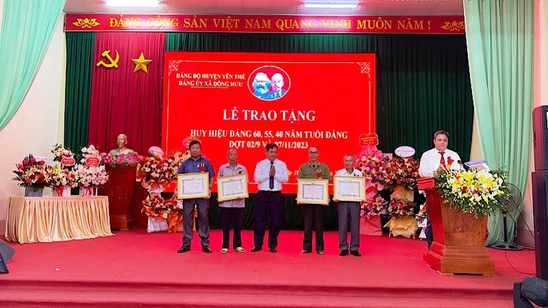 Đồng chí Nông Văn Tâm, Phó Bí thư Thường trực huyện ủy Yên Thế trao Huy hiệu Đảng cho các đồng chí đảng viên.