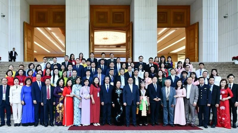 Thủ tướng Phạm Minh Chính với các nhà giáo, cán bộ quản lý giáo dục tiêu biểu.
