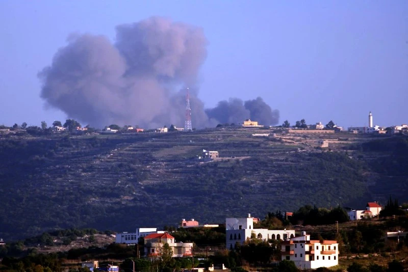 Khói bốc lên sau cuộc không kích của Israel xuống khu vực nằm giữa Ramia và Al-Quzah, Liban ngày 3/12/2023. (Ảnh: THX/TTXVN)