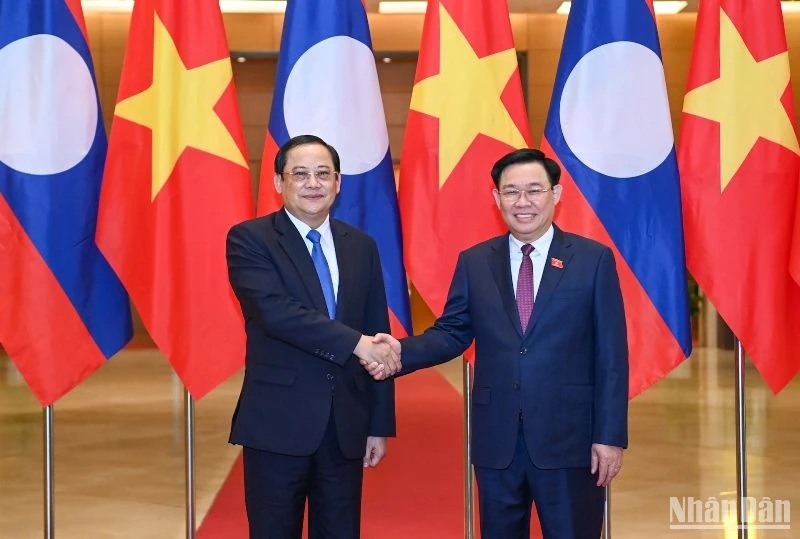 Chủ tịch Quốc hội Vương Đình Huệ và Thủ tướng Lào Sonexay Siphandone. (Ảnh: DUY LINH)