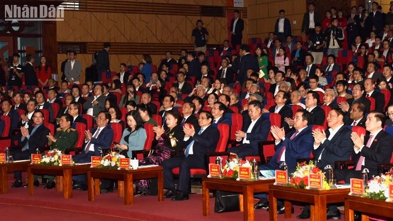 Thủ tướng và các đại biểu tham dự hội nghị.