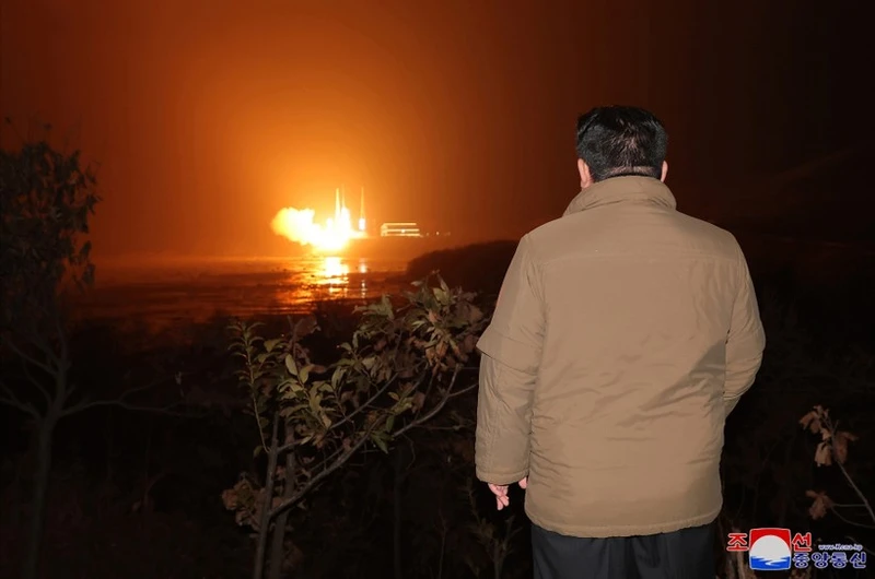 Nhà lãnh đạo Triều Tiên Kim Jong-un thị sát vụ phóng vệ tinh trinh sát “Malligyong-1” tại Bãi phóng vệ tinh Sohae ở quận Cholsan, tỉnh Bắc Phyongan, ngày 21/11/2023. (Ảnh: Yonhap/TTXVN)