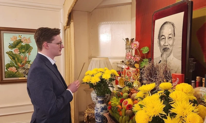 Nhà nghiên cứu chính trị và lịch sử Việt Nam Kyril Whittaker dâng hương tưởng niệm Chủ tịch Hồ Chí Minh tại Đại sứ quán Việt Nam ở London (Anh). Ảnh: TTXVN