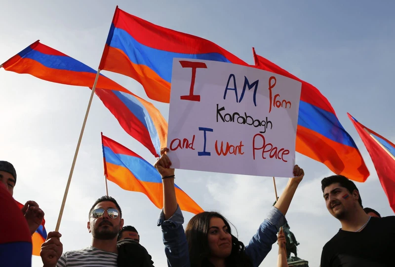 Người biểu tình giơ biểu ngữ đòi hòa bình cho Nagorno-Karabakh, vùng tranh chấp giữa hai nước láng giềng Armenia và Azerbaijan. Ảnh: CEPA