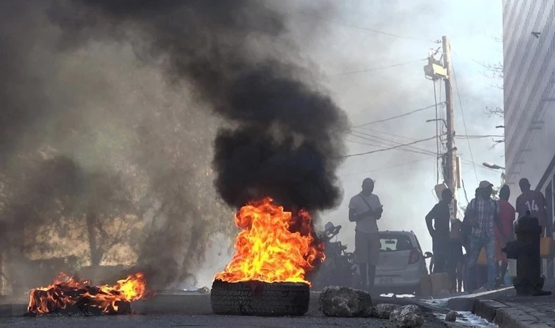 Lốp xe bốc cháy gần Nhà tù Quốc gia ở Port-au-Prince, Haiti, sau khi hàng nghìn tù nhân vượt ngục ngày 3/3. (Ảnh: AFP/TTXVN)