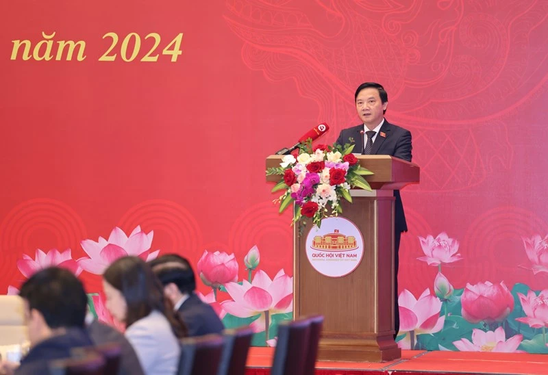 Phó Chủ tịch Quốc hội Nguyễn Khắc Định báo cáo tại hội nghị.