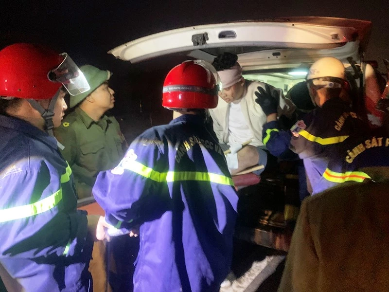 Lực lượng chức năng Quảng Trị kịp thời đưa nạn nhân đi cấp cứu.