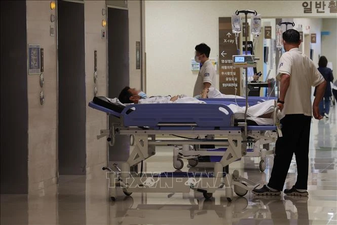 Chuyển bệnh nhân tại bệnh viện ở Seoul, Hàn Quốc, ngày 28/3/2024. (Ảnh: Yonhap/TTXVN)