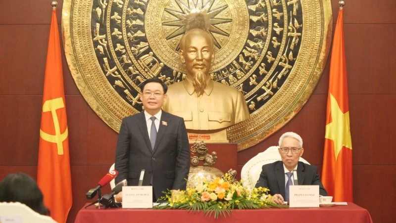 Chủ tịch Quốc hội Vương Đình Huệ phát biểu ý kiến tại cuộc gặp cộng đồng người Việt Nam tại Trung Quốc.
