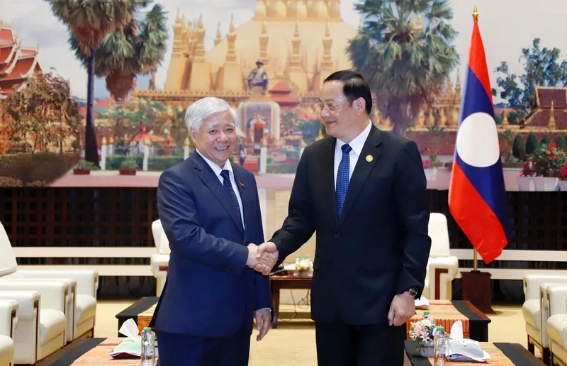 Thủ tướng Lào Sonexay Siphandone với Chủ tịch Ủy ban Trung ương MTTQ Việt Nam Đỗ Văn Chiến. 