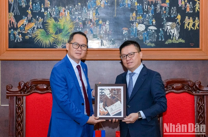 Tổng Biên tập Báo Nhân Dân Lê Quốc Minh tặng quà lưu niệm Chủ tịch Câu lạc bộ các nhà báo Campuchia Puy Kea. Ảnh: Thế Đại