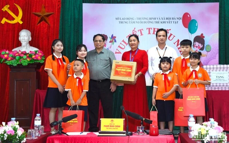 Thủ tướng Phạm Minh Chính tặng quà cho Trung tâm Nuôi dưỡng trẻ khuyết tật Hà Nội và các cháu học sinh.