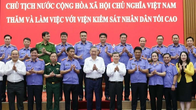Chủ tịch nước Tô Lâm với lãnh đạo Viện Kiểm sát nhân dân tối cao và các đại biểu. (Ảnh: Nhan Sáng-TTXVN) 