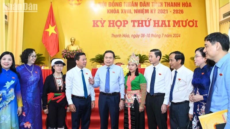 Chủ tịch Quốc hội Trần Thanh Mẫn với các đại biểu HĐND tỉnh Thanh Hóa tại kỳ họp. (Ảnh DUY LINH)