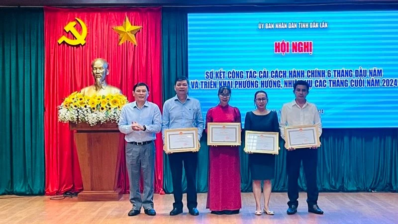 Phó Chủ tịch Thường trực Ủy ban nhân dân tỉnh Đắk Lắk Nguyễn Tuấn Hà trao tặng Bằng khen của Chủ tịch Ủy ban nhân dân tỉnh cho các tập thể có thành tích xuất sắc trong công tác cải cách hành chính năm 2023.