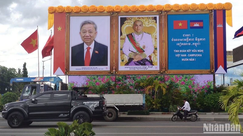 Ảnh chân dung Chủ tịch nước Tô Lâm và Quốc vương Preah Bat Samdech Preah Boromneath Norodom Sihamoni trên một đường phố ở Thủ đô Phnom Penh. (Ảnh: NGUYỄN HIỆP)
