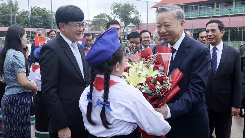 Chủ tịch nước Tô Lâm đến thăm Trường song ngữ Lào-Việt Nam. Ảnh: Nhan Sáng-TTXVN