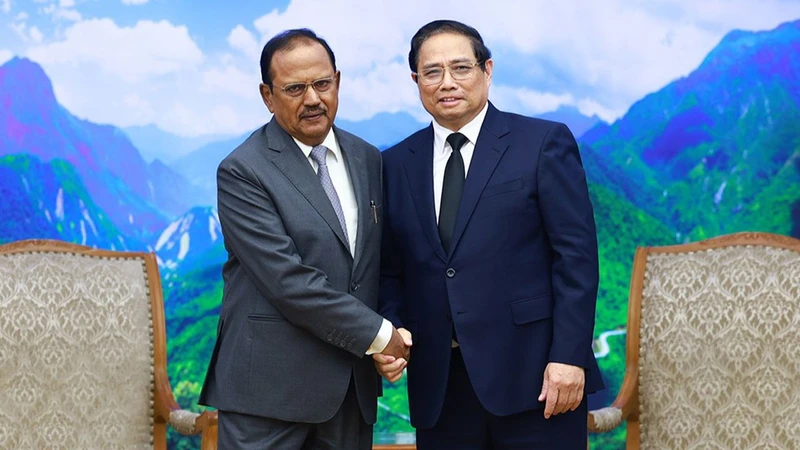 Thủ tướng Phạm Minh Chính và Cố vấn An ninh quốc gia Ấn Độ Ajit Doval. (Ảnh: TRẦN HẢI)