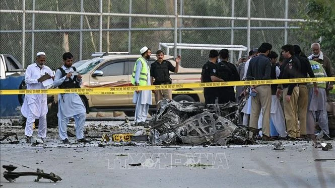 Cảnh sát điều tra tại hiện trường một vụ đánh bom ở Peshawar, Pakistan. (Ảnh tư liệu: AFP/TTXVN)