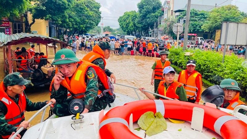 Lực lượng quân đội thuộc Quân khu 2 tham gia ứng cứu vùng lũ Yên Bái.