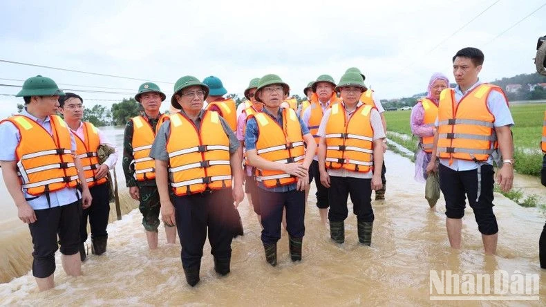 Thủ tướng Phạm Minh Chính thị sát tình hình nước lũ sông Cầu đang tràn bờ khu vực cầu Đá, thôn Hạ Lát, gây ngập lụt cánh đồng xã Tiên Sơn.