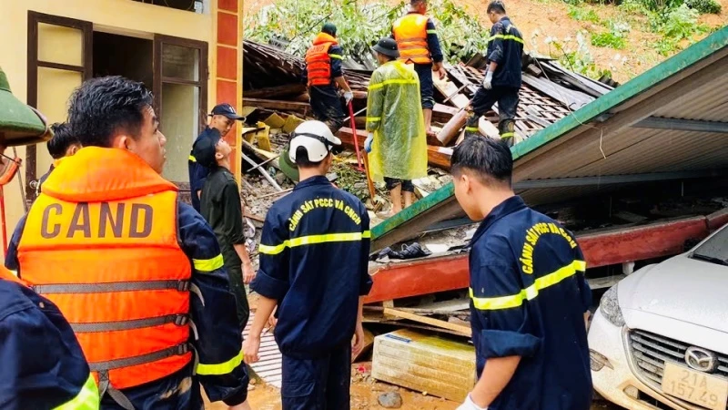 Cán bộ, chiến sĩ Công an Yên Bái tham gia cứu nạn tại tổ 6, phường Minh Tân, thành phố Yên Bái, tìm kiếm 2 người bị vùi do lở đất.