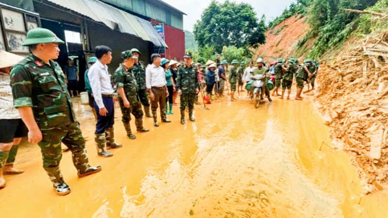 Cán bộ, chiến sĩ Sư đoàn 346 Quân khu I và nhân dân khắc phục sạt lở đường giao thông tại xã Kim Phượng, huyện Định Hóa, tỉnh Thái Nguyên.