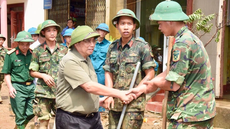 Thủ tướng Phạm Minh Chính thăm hỏi, động viên lực lượng quân đội đang tham gia dọn dẹp vệ sinh môi trường, giúp nhân dân thành phố Yên Bái khắc phục hậu quả bão số 3.