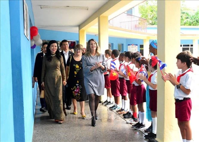 Phu nhân Ngô Phương Ly đến thăm Trường Tiểu học Võ Thị Thắng ở quận Playa, thủ đô La Habana. Ảnh: Lâm Khánh/TTXVN