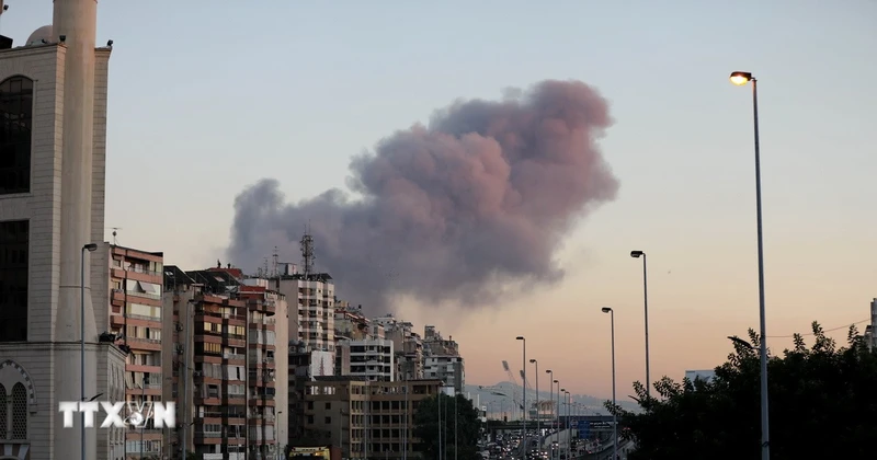 Khói bốc lên sau cuộc không kích của Israel vào trụ sở Hezbollah ở Beirut, Liban, ngày 27/9/2024. (Ảnh: THX/TTXVN)