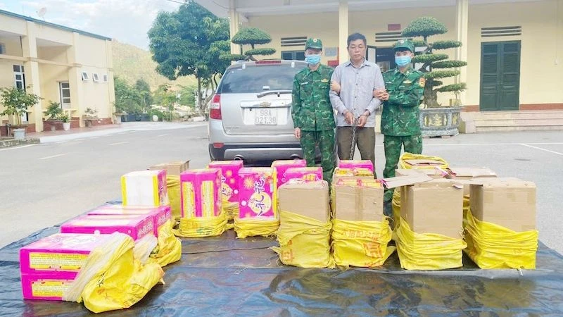 Đối tượng Chìu Chăn Quay cùng phương tiện và tang vật.