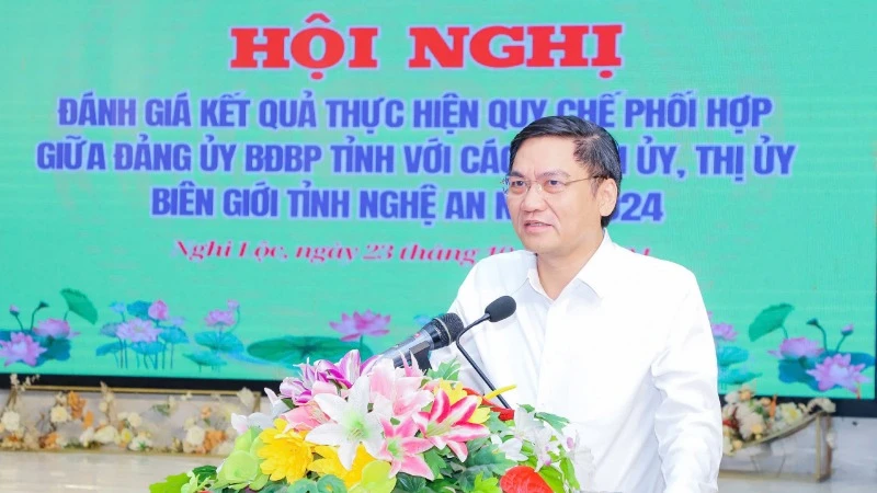 Đồng chí Hoàng Nghĩa Hiếu, Phó Bí thư Thường trực Tỉnh ủy Nghệ An phát biểu chỉ đạo tại hội nghị.