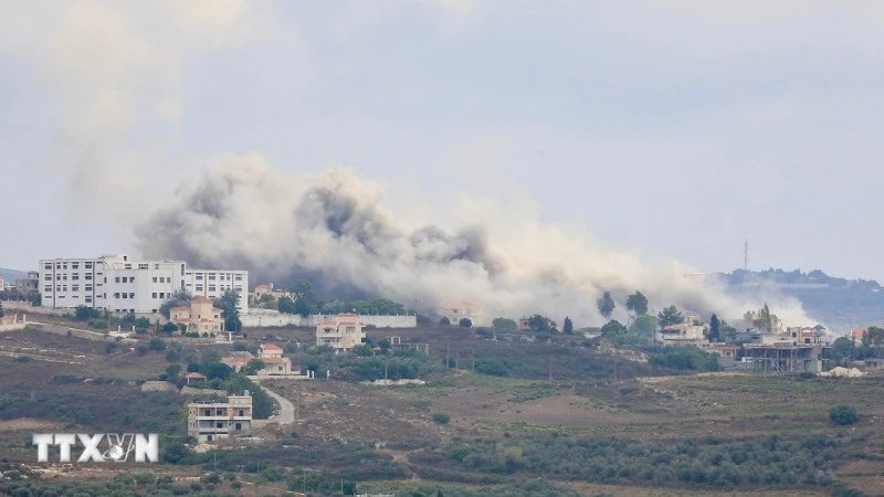 Khói bốc lên sau một vụ không kích ở Palestine. (Nguồn: AFP/TTXVN)