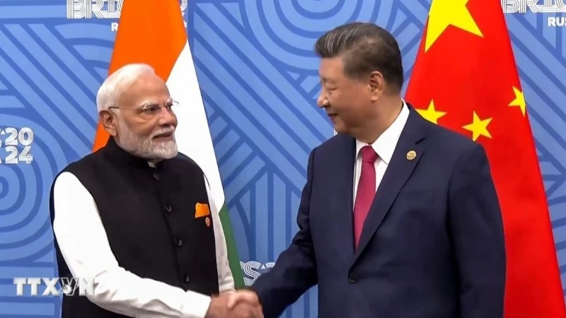 Thủ tướng Ấn Độ Narendra Modi (trái) và Chủ tịch Trung Quốc Tập Cận Bình tại cuộc gặp bên lề Hội nghị cấp cao BRICS ở Kazan, Nga, ngày 23/10/2024. (Ảnh: ANI/TTXVN)