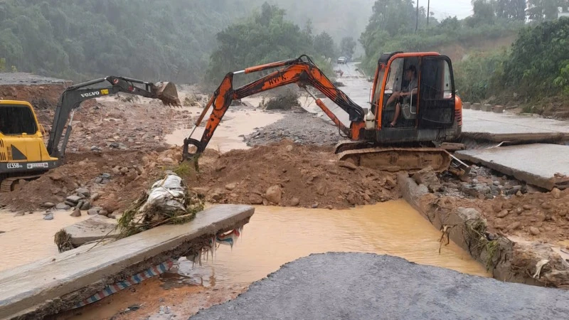 Phương tiện xe, máy tập trung xử lý điểm sạt, lở để sớm bảo đảm an toàn lưu thông đoạn qua Km25+700, đường tỉnh 571.