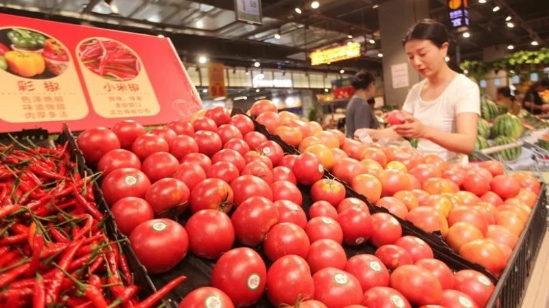 Người dân mua hàng trong siêu thị ở thành phố Lâm Nghi, tỉnh Sơn Đông, Trung Quốc. (Nguồn: THX/TTXVN)