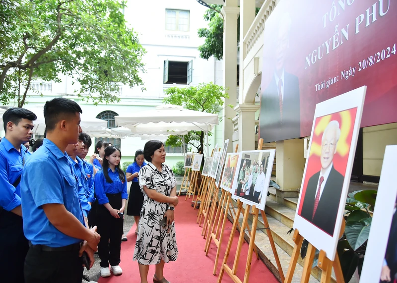 Đoàn viên, thanh niên xã Đông Hội tham quan Triển lãm ảnh “Tổng Bí thư Nguyễn Phú Trọng”