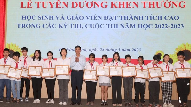 Lãnh đạo thành phố Ninh Bình khen thưởng học sinh giỏi năm học 2022-2023. (Ảnh: MINH QUANG)