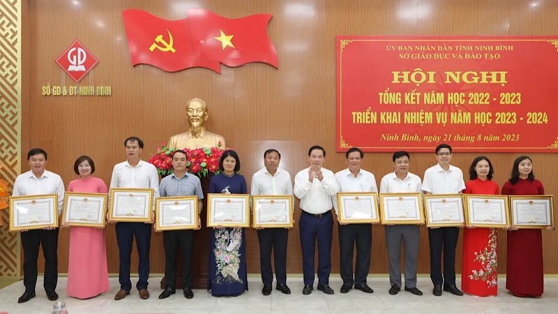 Lãnh đạo tỉnh Ninh Bình khen thưởng các tập thể, cá nhân có thành tích xuất sắc trong năm học 2022-2023. (Ảnh: XUÂN TRƯỜNG)