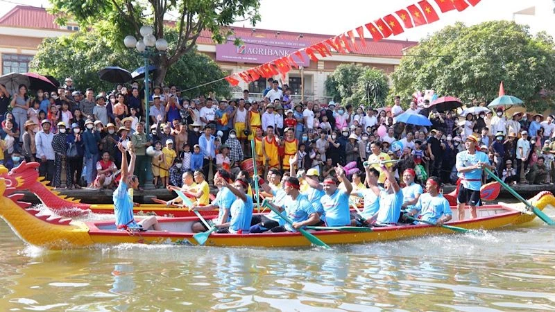 Hàng nghìn người dân tham gia cổ vũ hội thi bơi chải huyện Kim Sơn năm 2023, tổ chức trong ngày 2/9. (Ảnh: XUÂN TRƯỜNG)
