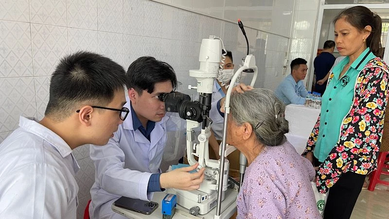 Người có công, người có hoàn cảnh đặc biệt khó khăn được các bác sĩ Câu lạc bộ thầy thuốc Ninh Bình và những người bạn tại Hà Nội khám bệnh. (Ảnh: XUÂN TRƯỜNG)