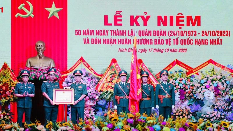 Đại tướng Phan Văn Giang, Ủy viên Bộ Chính trị, Phó Bí thư Quân ủy Trung ương, Bộ trưởng Quốc phòng trao Huân chương Bảo vệ Tổ quốc hạng Nhất tặng Quân đoàn 1. (Ảnh: ĐỨC LAM)