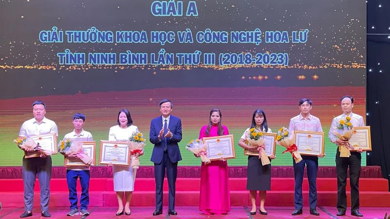 Đồng chí Đoàn Minh Huấn, Ủy viên Trung ương Đảng, Bí thư Tỉnh ủy Ninh Bình trao thưởng cho các tác giả đoạt giải A, Giải thưởng Khoa học và Công nghệ Hoa Lư lần thứ 3. (Ảnh: XUÂN TRƯỜNG) 