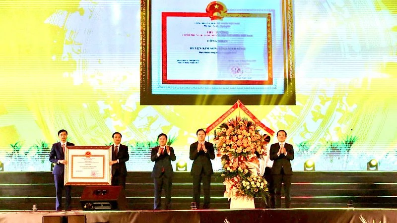 Phó Thủ tướng Chính phủ Trần Lưu Quang trao Bằng công nhận huyện đạt chuẩn nông thôn mới cho huyện Kim Sơn. (Ảnh: XUÂN TRƯỜNG)