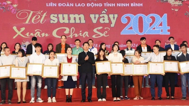 Phó Chủ tịch Ủy ban nhân dân tỉnh Ninh Bình Trần Song Tùng trao bằng khen cho công nhân tiêu biểu. (Ảnh: Xuân Trường)