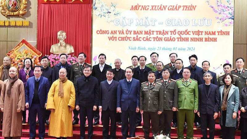 Các đại biểu dự buổi gặp mặt, giao lưu với chức sắc các tôn giáo trên địa bàn tỉnh Ninh Bình. (Ảnh: XUÂN TRƯỜNG)