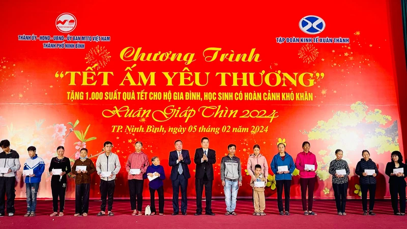 Lãnh đạo thành phố Ninh Bình cùng lãnh đạo Tập đoàn kinh tế Xuân Thành trao tặng các phần quà đến các hộ gia đình, học sinh có hoàn cảnh khó khăn trên địa bàn. (Ảnh: Yến Trinh)