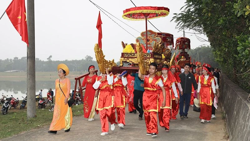 Nhân dân địa phương rước kiệu tại Lễ hội truyền thống Động Hoa Lư. (Ảnh: NGỌC LÊ)