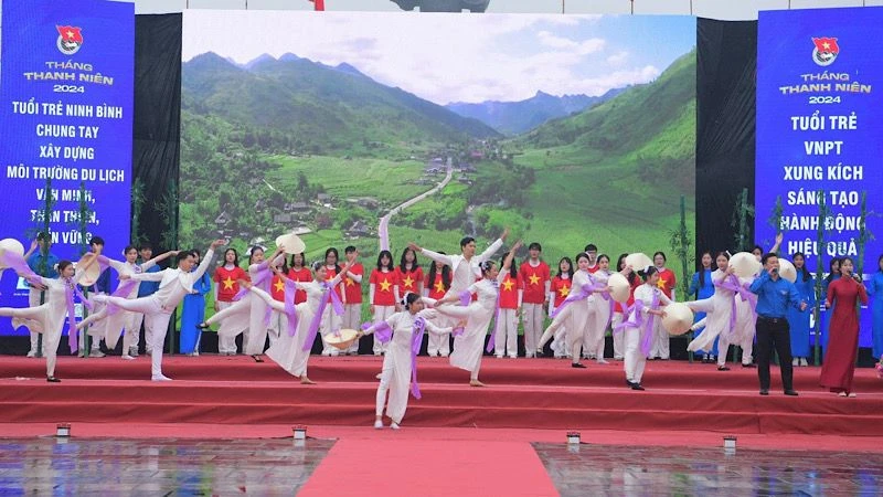 Chương trình văn nghệ sôi động của tuổi trẻ Ninh Bình tại Lễ khởi động Tháng Thanh niên năm 2024. Ảnh: NGỌC HÀ